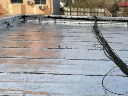 永平卫生间漏水维修公司分享下永平屋面楼顶防水刚性防水层施工要点。